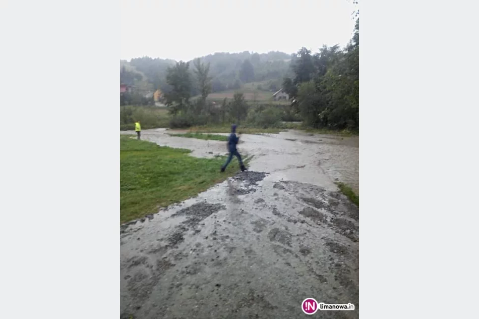 Rzeka wylała, nurt zniszczył przeprawy - zdjęcie 2