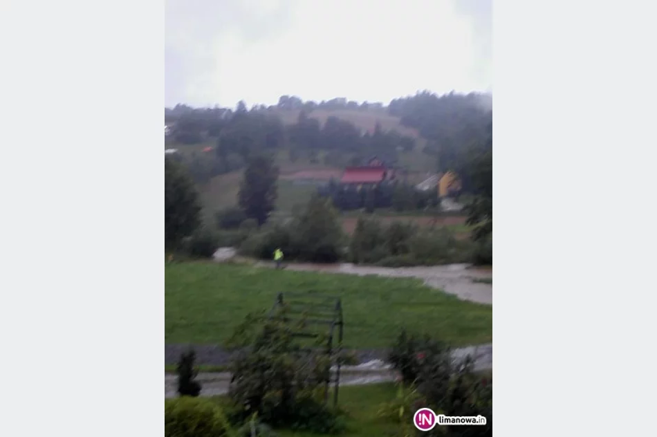 Rzeka wylała, nurt zniszczył przeprawy - zdjęcie 3