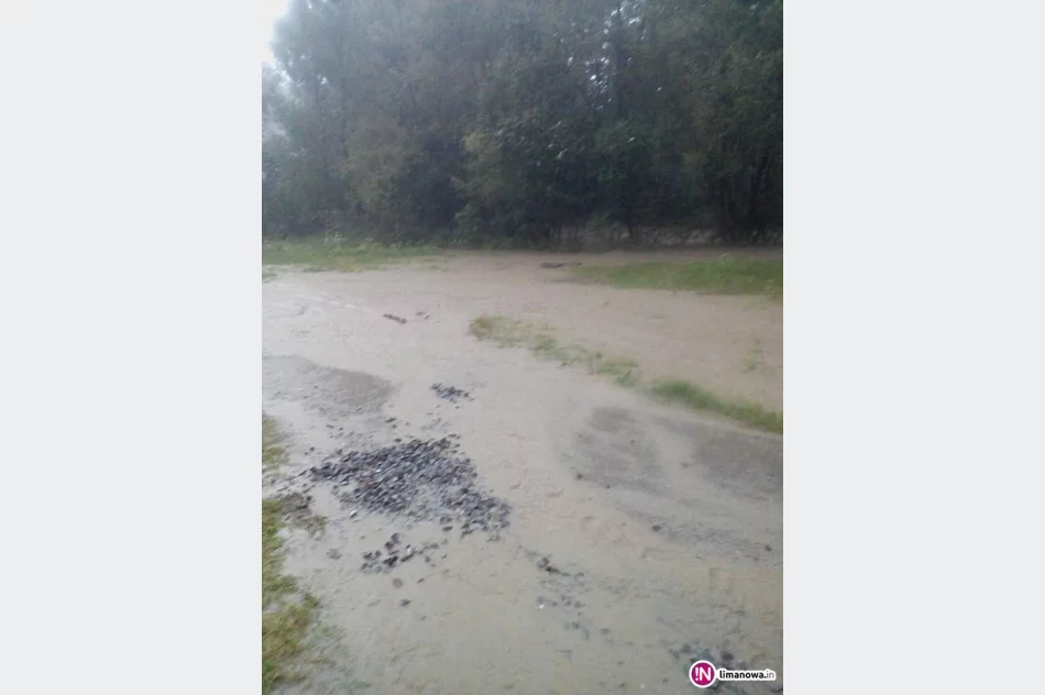 Rzeka wylała, nurt zniszczył przeprawy - zdjęcie 4