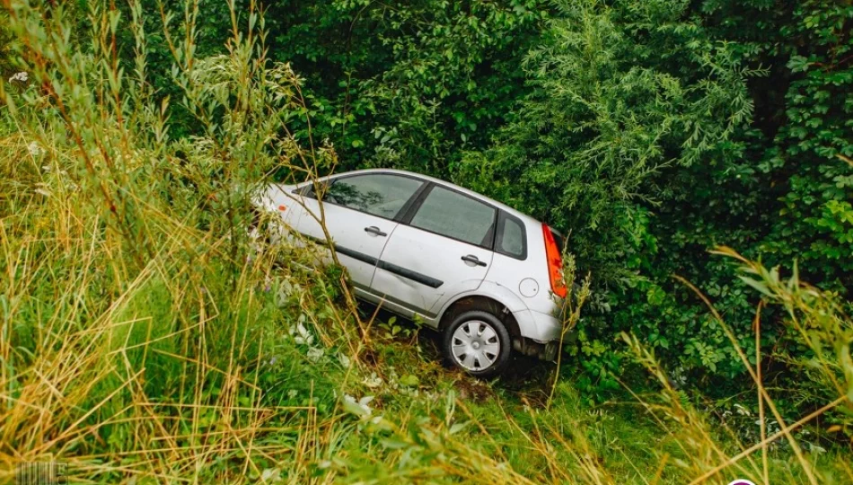 Ford wjechał do rowu, do szpitala trafiła 16-latka - zdjęcie 1