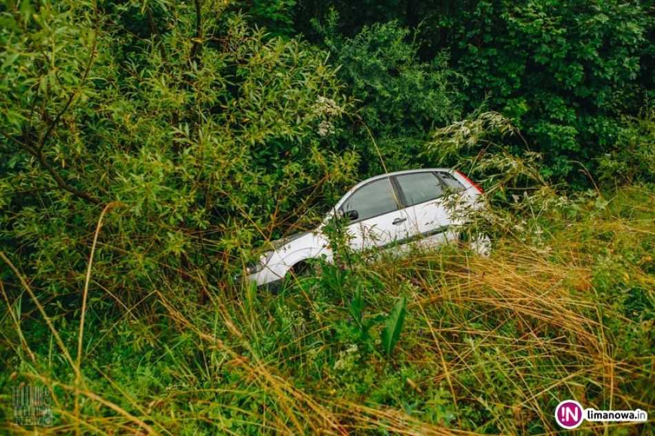 Ford wjechał do rowu, do szpitala trafiła 16-latka - zdjęcie 2