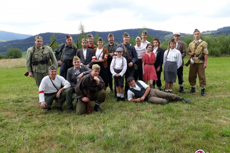 Spadochrony i Casa nad Dzielcem – inscenizacja zrzutów alianckich w Słopnicach (zdjęcia) - zdjęcie 2