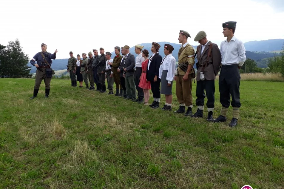 Spadochrony i Casa nad Dzielcem – inscenizacja zrzutów alianckich w Słopnicach (zdjęcia) - zdjęcie 3