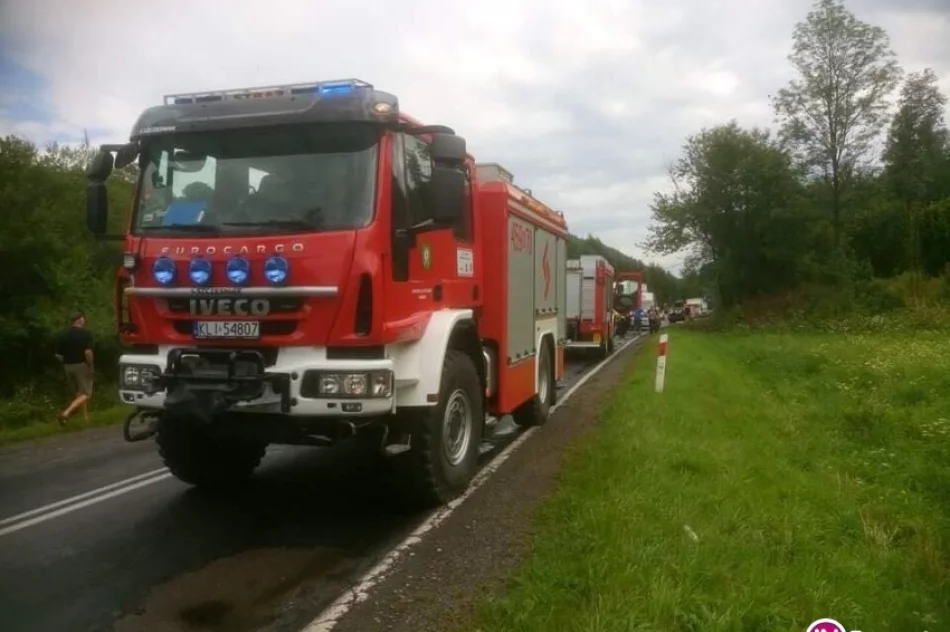 Zderzyły się trzy auta. 81-letnia kobieta trafiła do szpitala - zdjęcie 2