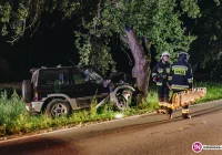 Suzuki wypadło z drogi i uderzyło w drzewo. Troje nastolatków w szpitalu (wideo) - zdjęcie główne