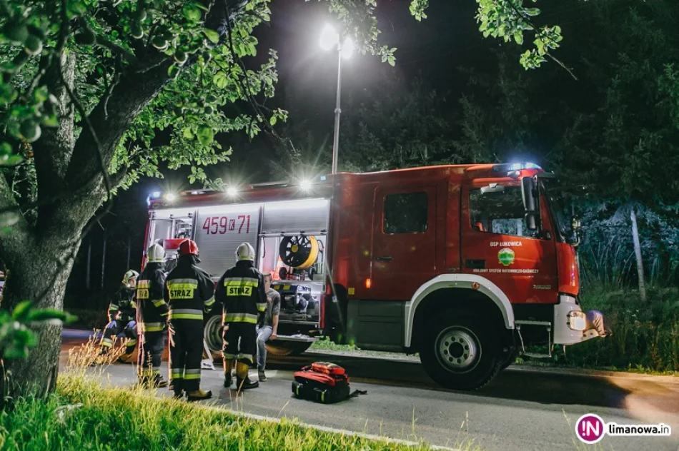 Suzuki wypadło z drogi i uderzyło w drzewo. Troje nastolatków w szpitalu (wideo) - zdjęcie 3