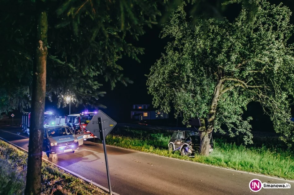 Suzuki wypadło z drogi i uderzyło w drzewo. Troje nastolatków w szpitalu (wideo) - zdjęcie 4