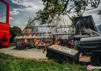 13 zastępów straży pożarnej gasiło pożar budynku gospodarczego (wideo) - zdjęcie główne