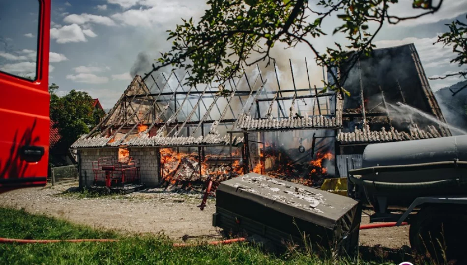 13 zastępów straży pożarnej gasiło pożar budynku gospodarczego (wideo) - zdjęcie 1