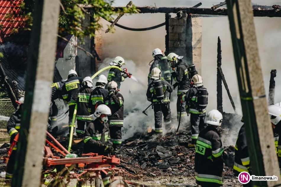 13 zastępów straży pożarnej gasiło pożar budynku gospodarczego (wideo) - zdjęcie 4
