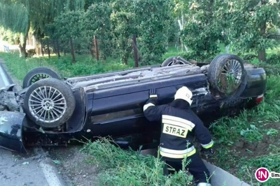 Zderzenie dwóch aut i dachowanie - zdjęcie 2