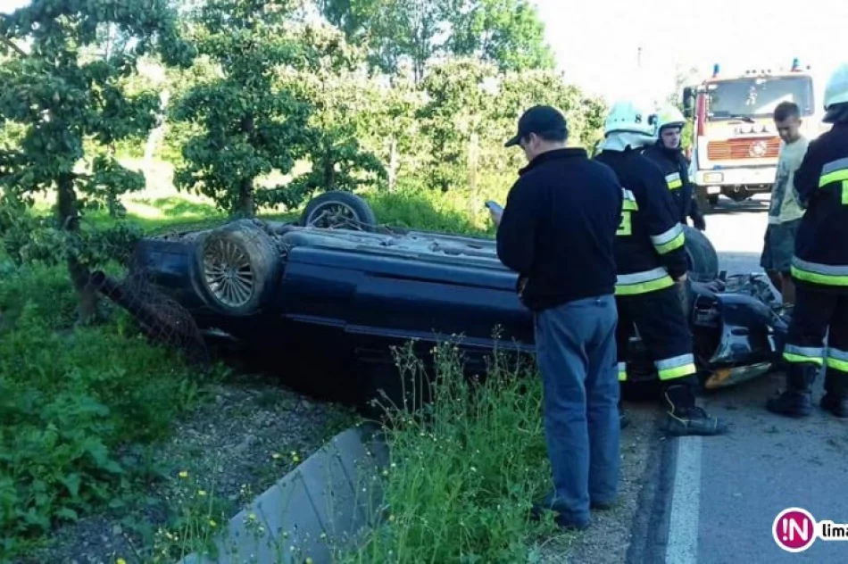 Zderzenie dwóch aut i dachowanie - zdjęcie 3