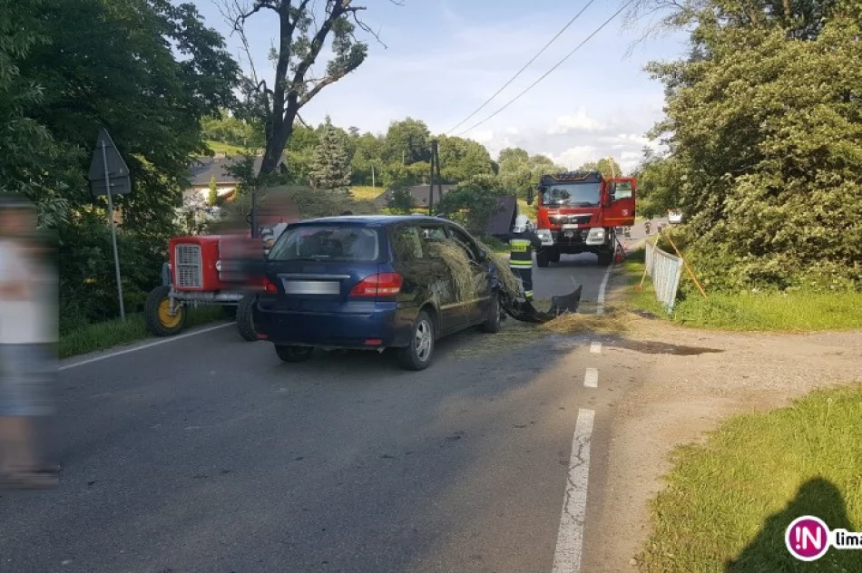 Samochód zderzył się z ciągnikiem - zdjęcie 2