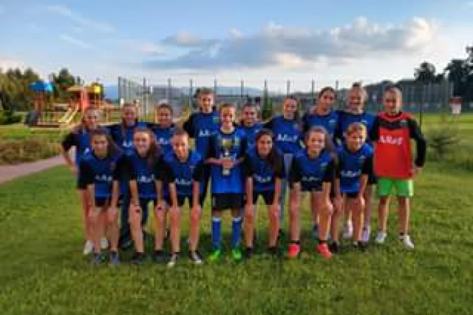 Historyczne zwycięstwo piłkarskiej drużyny dziewcząt - zdjęcie 2