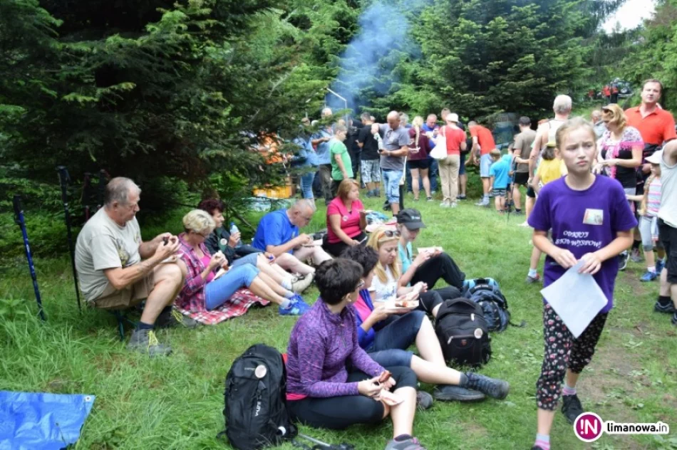 Turyści i pasjonaci górskich wędrówek gościli na Śnieżnicy - zdjęcie 4