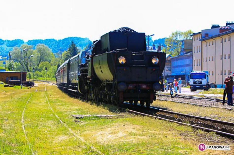 Pociąg retro na stacji w Limanowej - zdjęcie 1