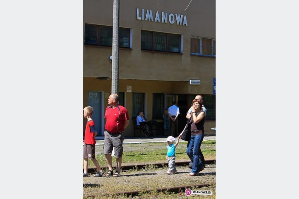 Pociąg retro na stacji w Limanowej - zdjęcie 8