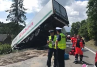 Ciężarówka zderzyła się z autobusem przewożącym dzieci. Rannych 45 osób. Objazd przez Limanowszczyznę - zdjęcie główne