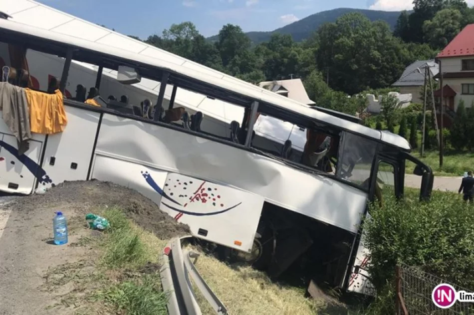 Ciężarówka zderzyła się z autobusem przewożącym dzieci. Rannych 45 osób. Objazd przez Limanowszczyznę - zdjęcie 2
