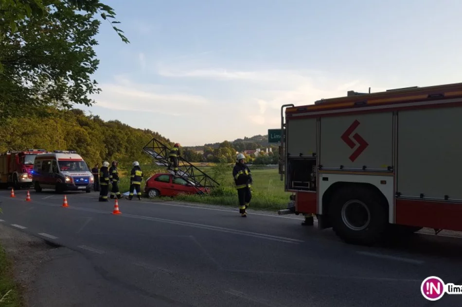 Samochód wypadł z jezdni i złamał tzw. witacz (wideo) - zdjęcie 2