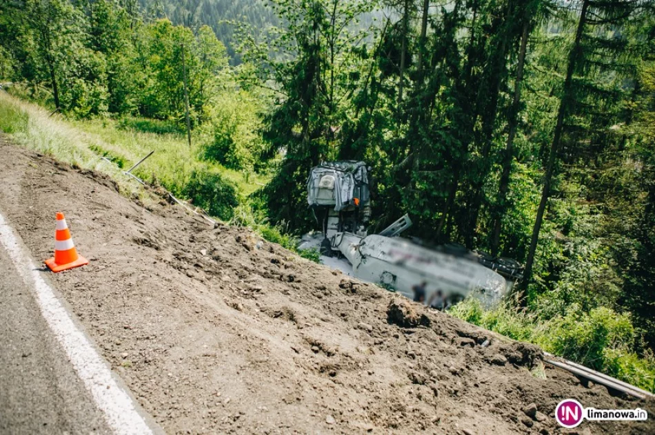 Cysterna wypadła z drogi, kierowca trafił do szpitala (wideo) - zdjęcie 2