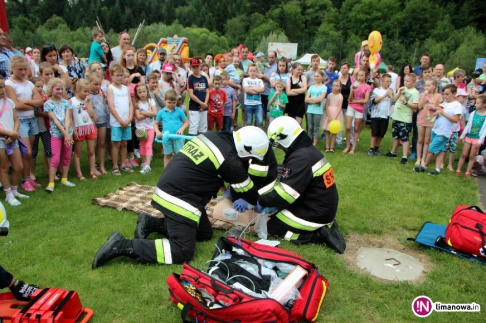 Kilkuset najmłodszych mieszkańców bawiło się na festynie. Szyki pokrzyżowała pogoda - zdjęcie 2