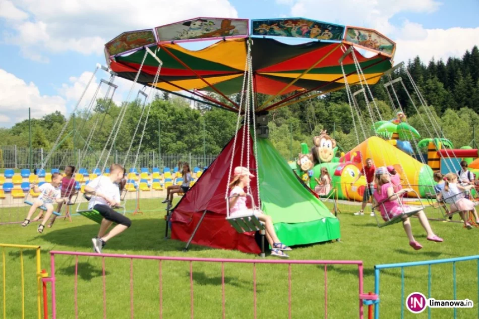 Kilkuset najmłodszych mieszkańców bawiło się na festynie. Szyki pokrzyżowała pogoda - zdjęcie 3