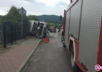 Trzy sobotnie kolizje. Dostawczy VW  uszkodził ogrodzenie - zdjęcie główne