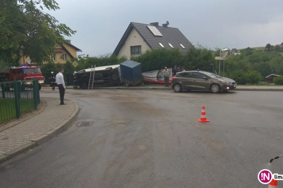 Trzy sobotnie kolizje. Dostawczy VW  uszkodził ogrodzenie - zdjęcie 2