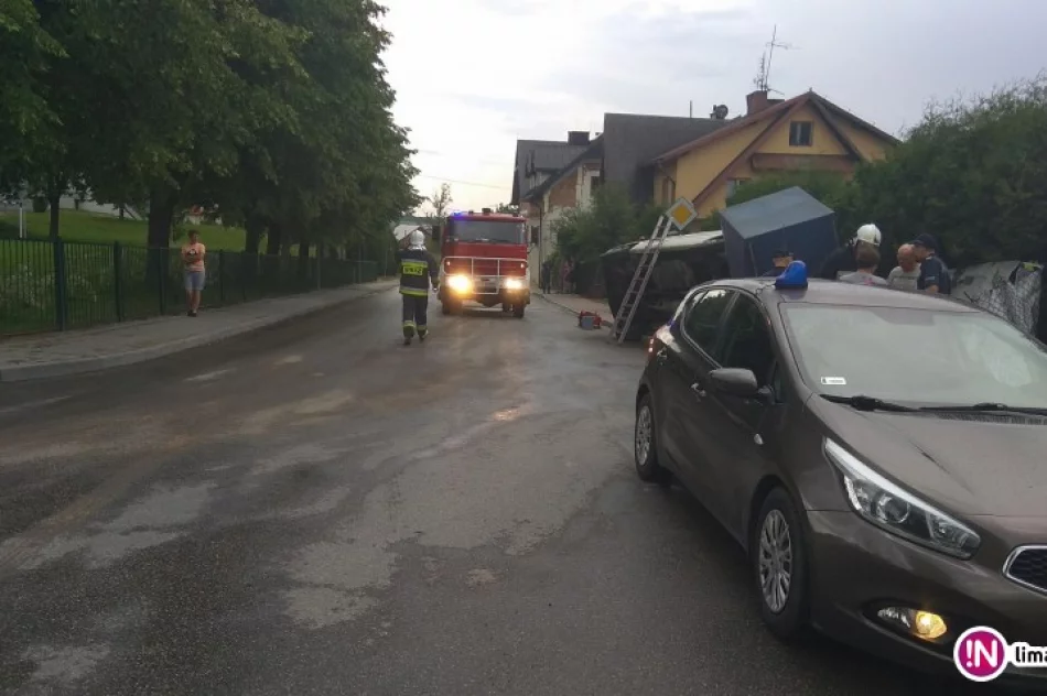 Trzy sobotnie kolizje. Dostawczy VW  uszkodził ogrodzenie - zdjęcie 3