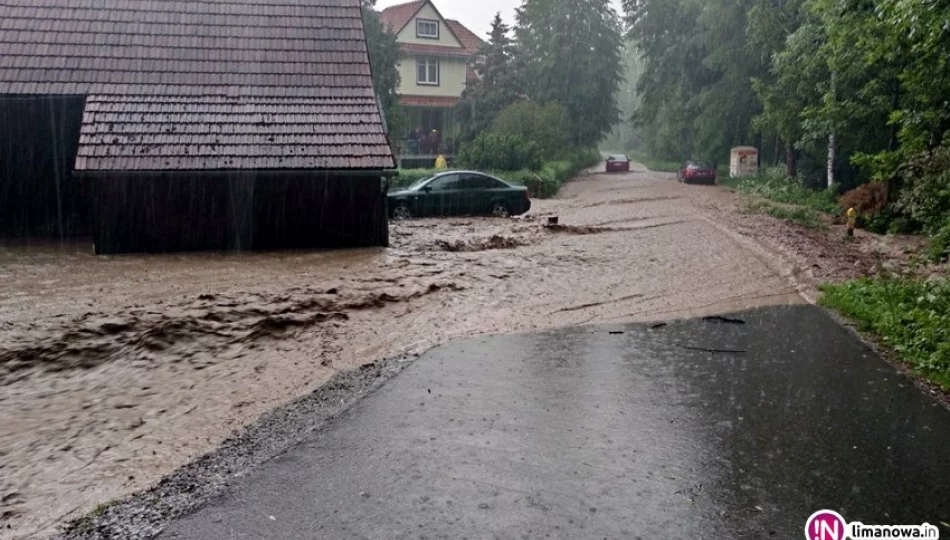 Przydrożne rowy i ulice zamieniły się w rwące potoki (wideo) - zdjęcie 1