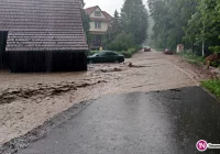 Przydrożne rowy i ulice zamieniły się w rwące potoki (wideo) - zdjęcie główne