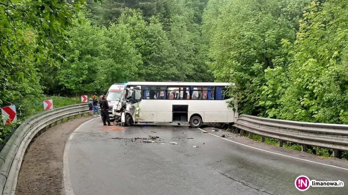 Zderzenie kursowego busa z ciężarówką. Są ranni (wideo)
