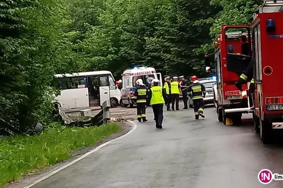 Zderzenie kursowego busa z ciężarówką. Są ranni (wideo) - zdjęcie 2