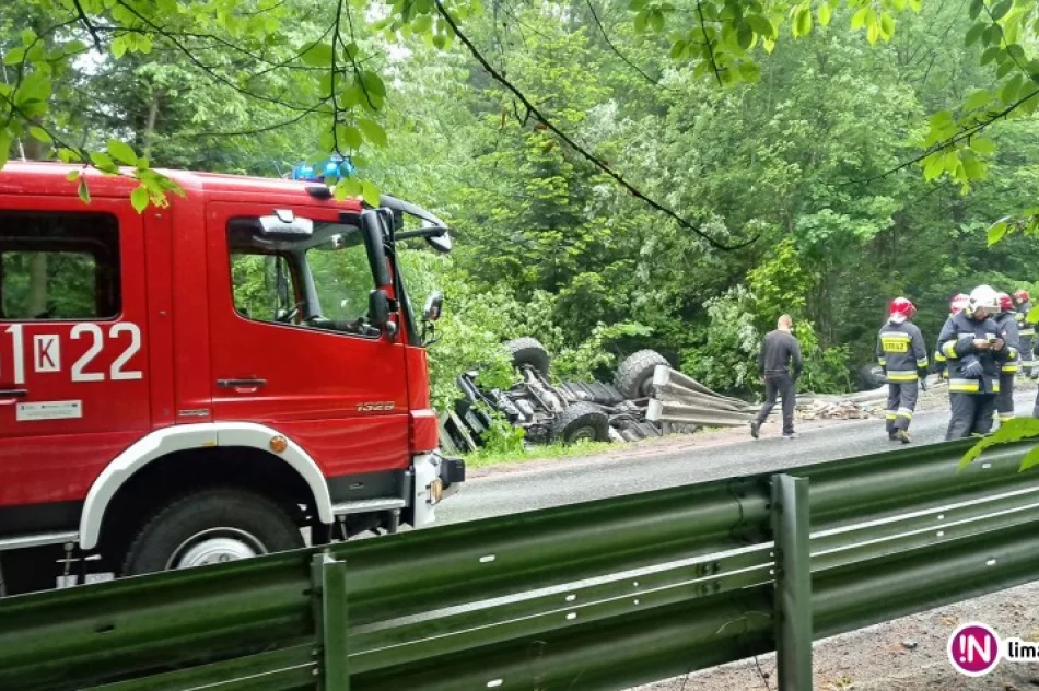 Zderzenie kursowego busa z ciężarówką. Są ranni (wideo) - zdjęcie 4