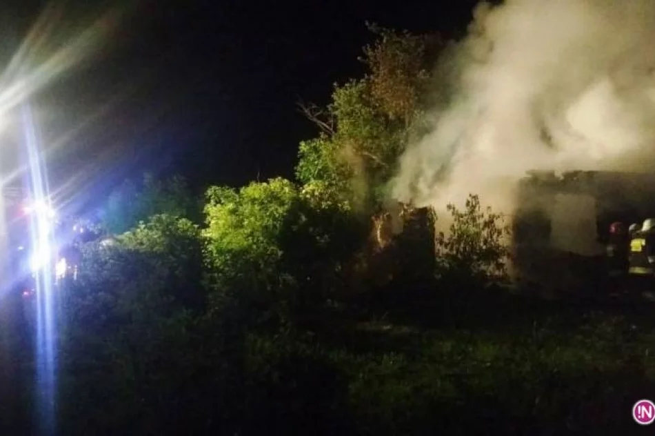 W nocnym pożarze spłonął pustostan - zdjęcie 3