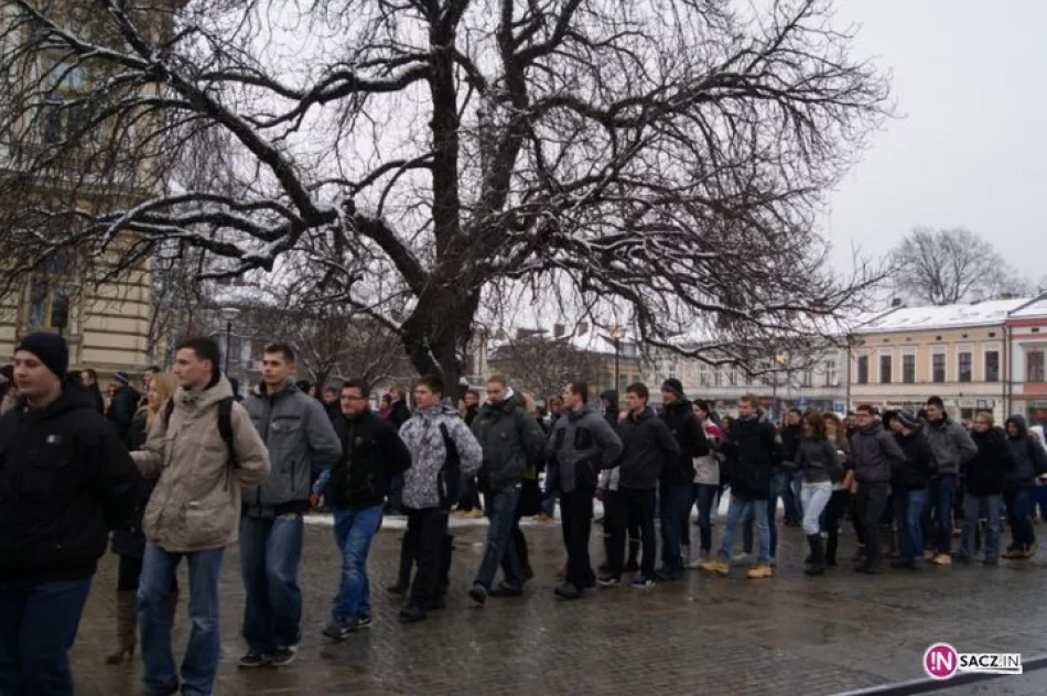 1800 maturzystów zatańczyło poloneza na sądeckim Rynku - zdjęcie 2