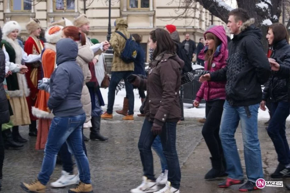 1800 maturzystów zatańczyło poloneza na sądeckim Rynku - zdjęcie 4