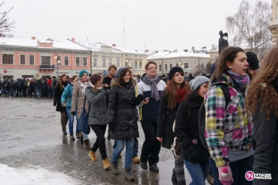 1800 maturzystów zatańczyło poloneza na sądeckim Rynku - zdjęcie 8