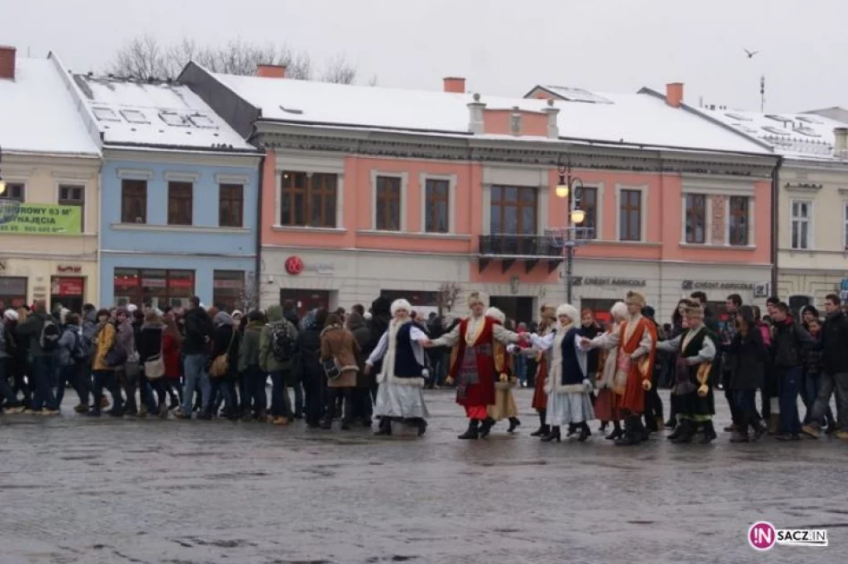 1800 maturzystów zatańczyło poloneza na sądeckim Rynku - zdjęcie 9