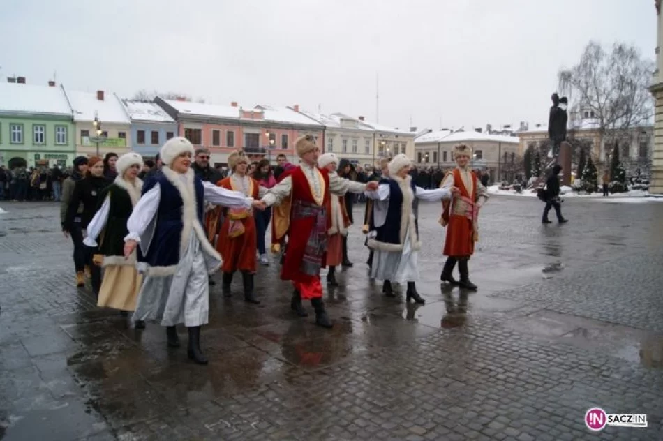 1800 maturzystów zatańczyło poloneza na sądeckim Rynku - zdjęcie 11