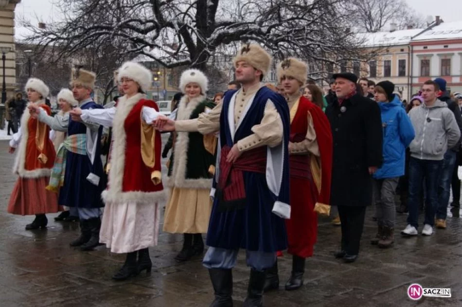1800 maturzystów zatańczyło poloneza na sądeckim Rynku - zdjęcie 12