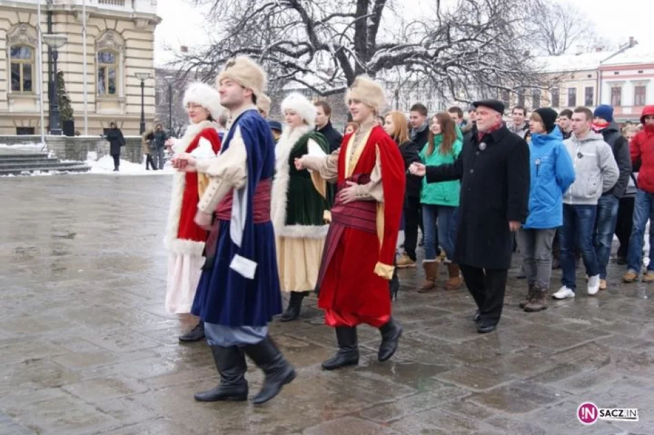 1800 maturzystów zatańczyło poloneza na sądeckim Rynku - zdjęcie 13