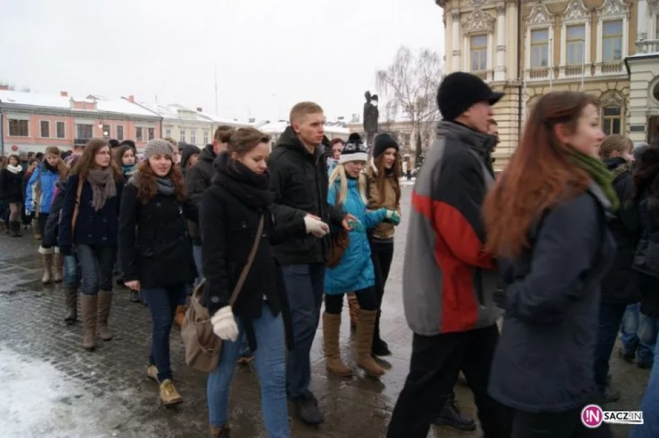 1800 maturzystów zatańczyło poloneza na sądeckim Rynku - zdjęcie 14