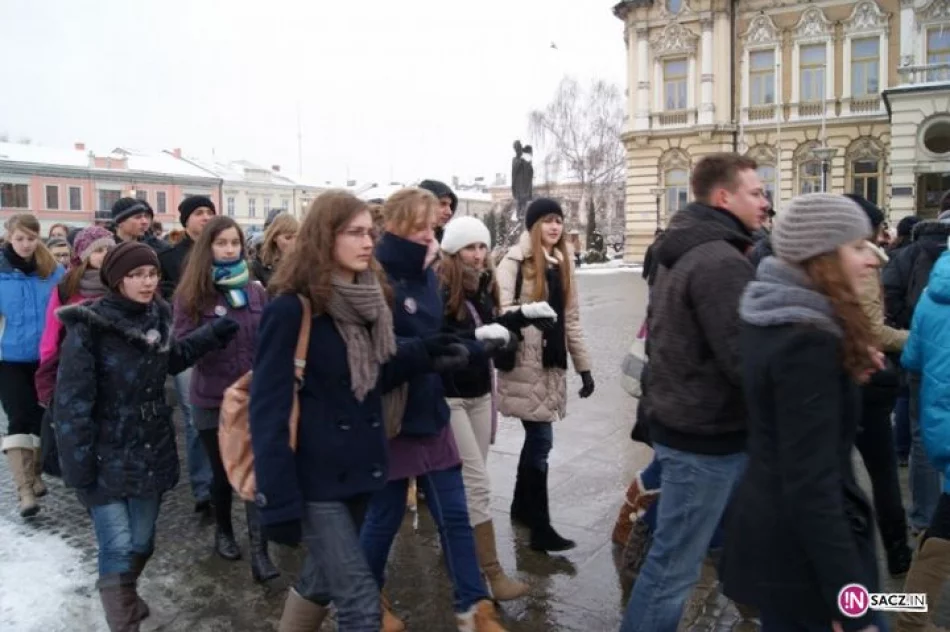 1800 maturzystów zatańczyło poloneza na sądeckim Rynku - zdjęcie 15