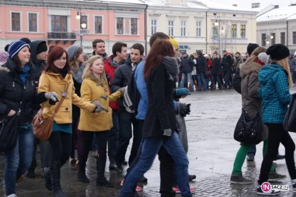 1800 maturzystów zatańczyło poloneza na sądeckim Rynku - zdjęcie 16