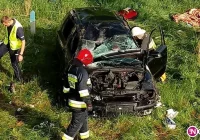 Dachowanie Skody i zderzenie dwóch innych pojazdów na DK 28 - zdjęcie główne