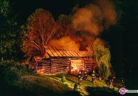 Spłonął budynek gospodarczy. W nocnej akcji uczestniczyło 35 strażaków (zdjęcia i wideo) - zdjęcie główne