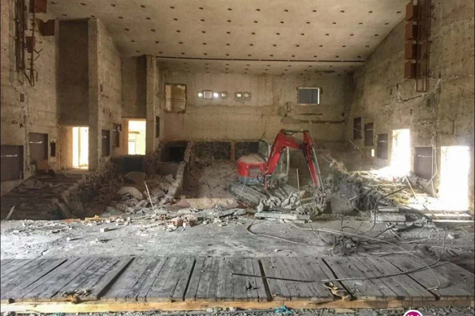 Sala widowiskowa w gruzach - zdjęcie 2