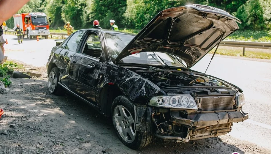 Dachowało Audi, 20-latka zabrana do szpitala (wideo) - zdjęcie 1